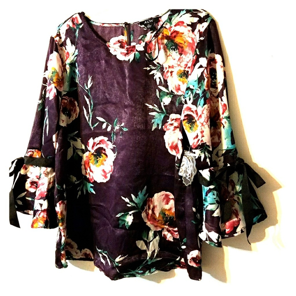 Floral blouse with bell sleeves